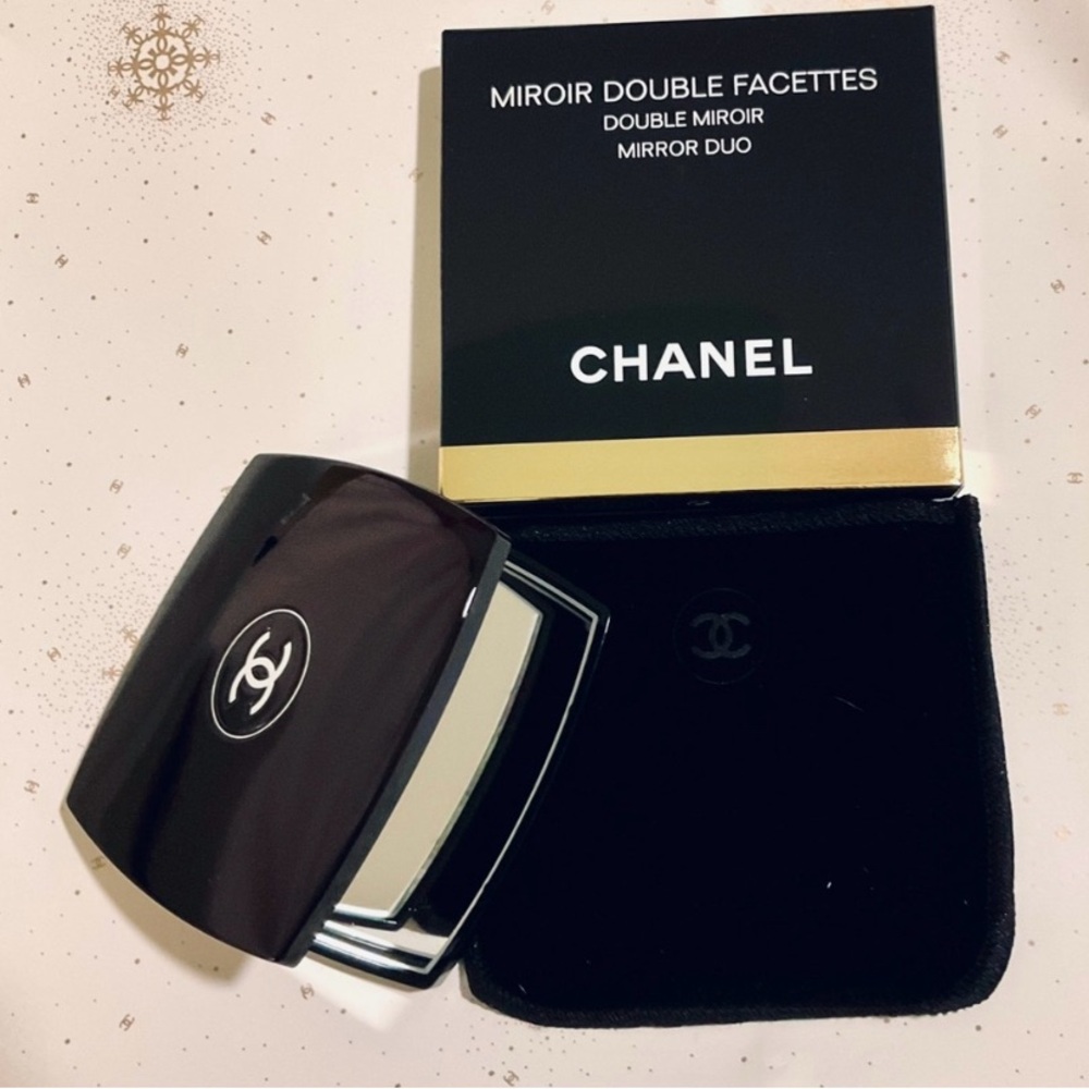 CHANEL NEW MIROIR DOUBLE FACETTES
ULTRA SLIM MIRROR DUO COMPACT